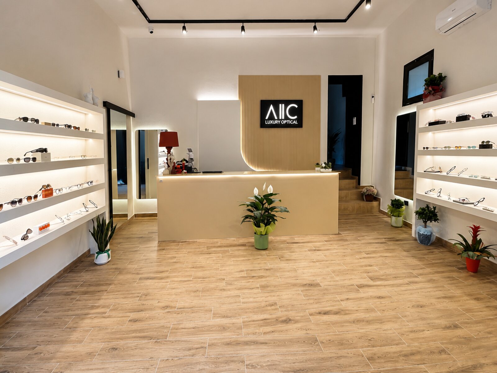 Interno della boutique AIIC Luxury Optical a Frattamaggiore